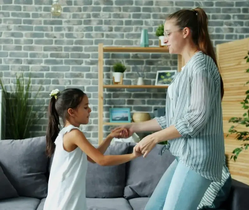 in-home-aba-therapy-session-with-child-and-therapist