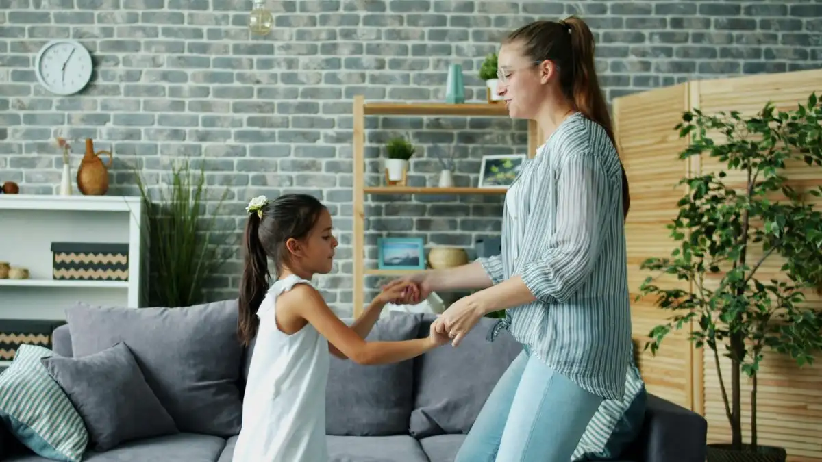 in-home-aba-therapy-session-with-child-and-therapist
